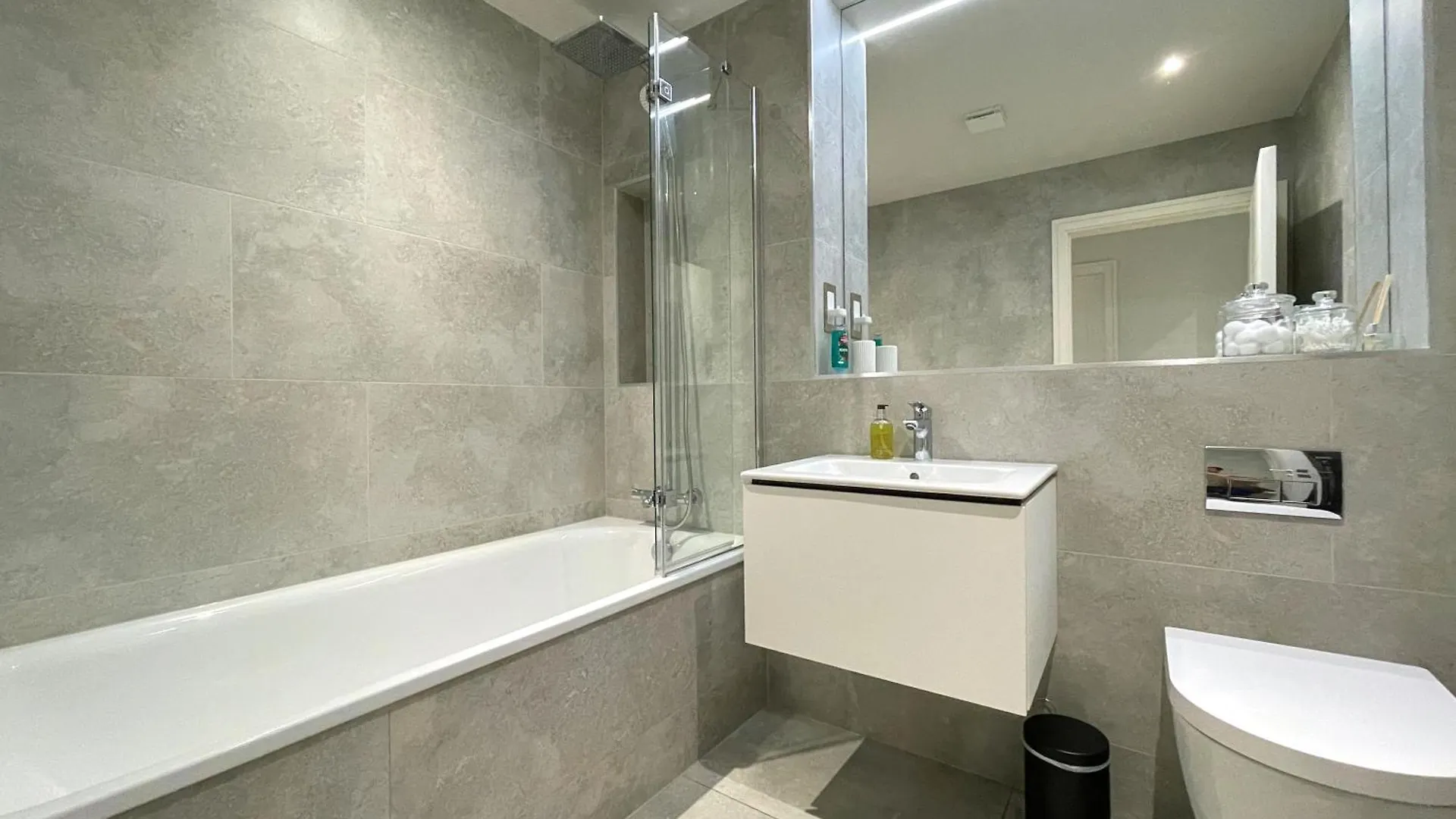 Elegant 2Br Apartment At Dukes Place With Free Parking Nether Edge 0*,  United Kingdom